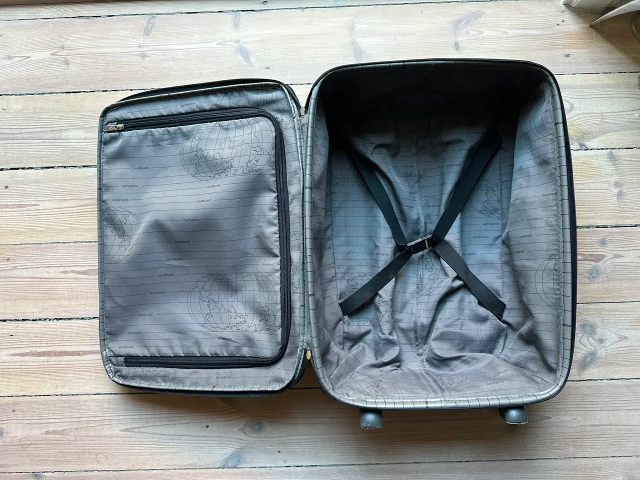 Billede 5 - Grå Samsonite kuffert i hård plast og stof