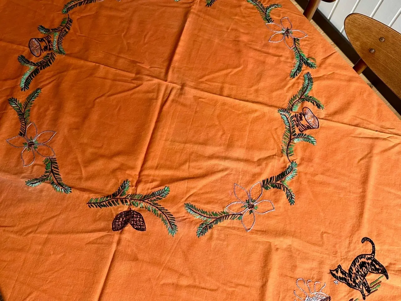 Billede 3 - Antik juledug, broderet m katte, 120 x 120 cm