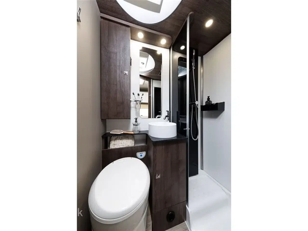 Billede 7 - 2026 - Benimar Sport   Automatgear. Dieselfyr. 12V kompressor køl.  200W solcelle. Markise. Tv. 5 selepladser. Batteri. Helårsdæk. p-sensor for og bag. Bakkamera.