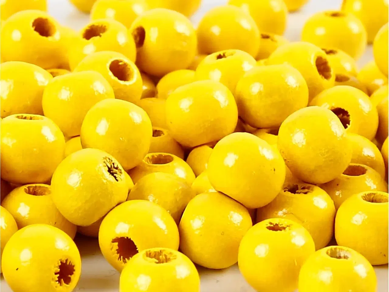 Billede 1 - Gule træperler 8 mm - 15g til smykker og dekoration