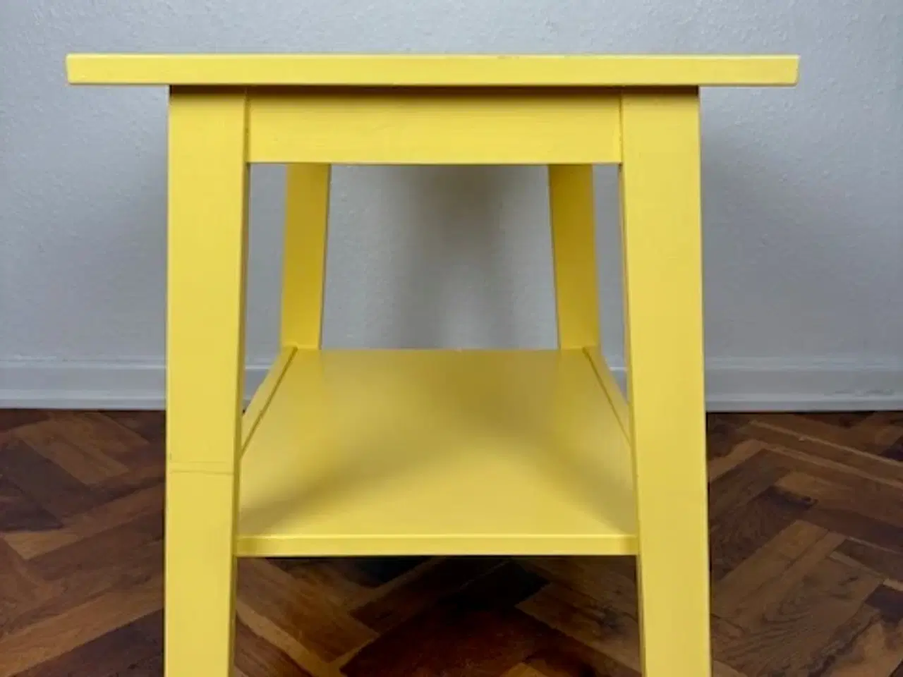 Billede 3 - Sidebord i gult med hylde