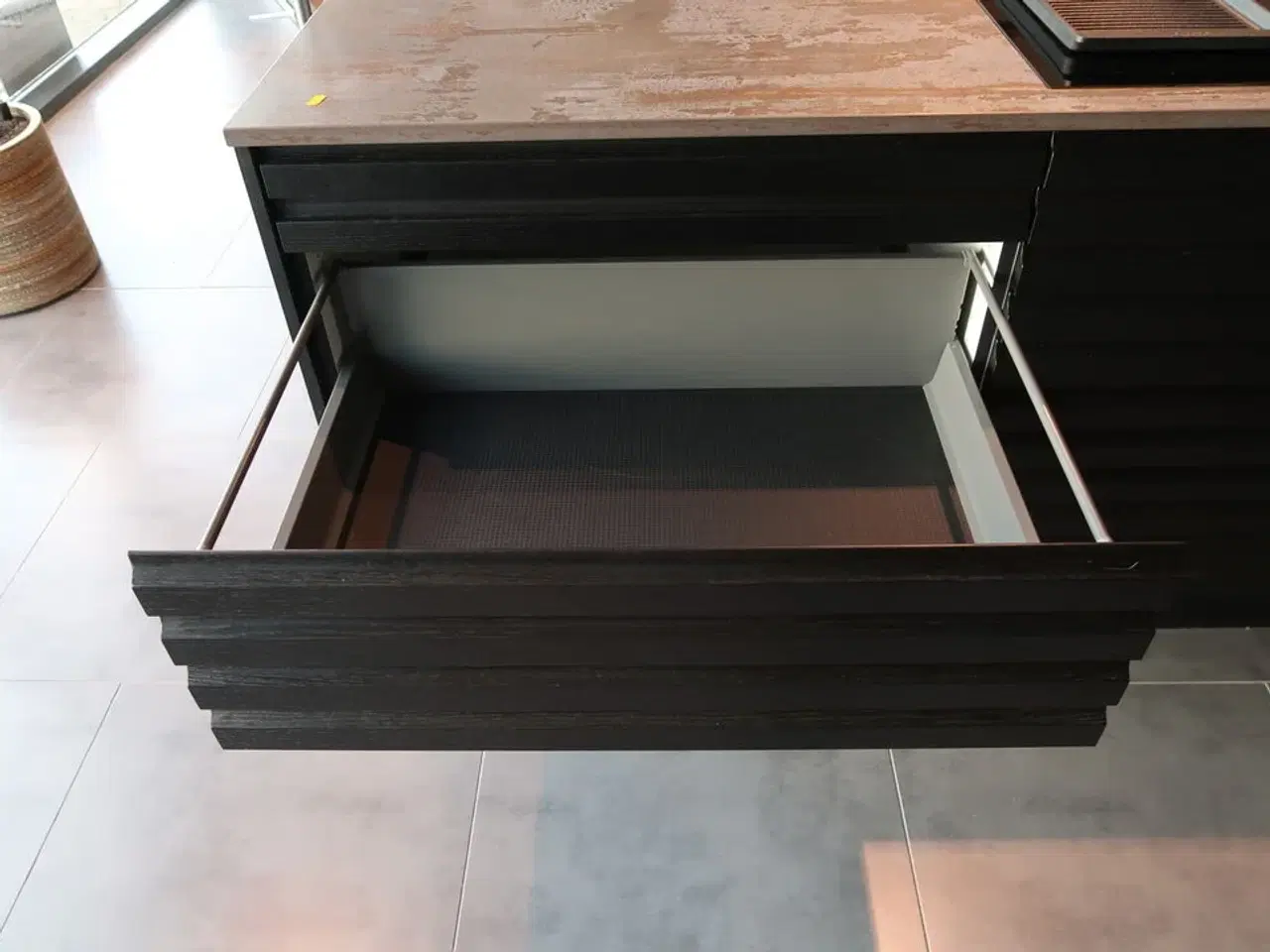 Billede 8 - Køkken AUBO Black Oak / Oak Line, Sort med armatur uden hårdehvidevarer