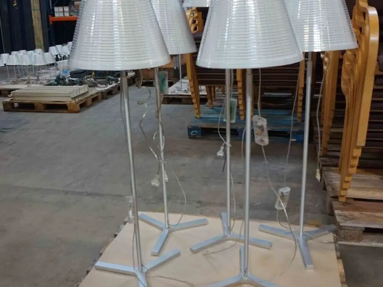 Billede 5 - 4 stk Marset Standerlamper Hvid/alustel (MOMSFRI)