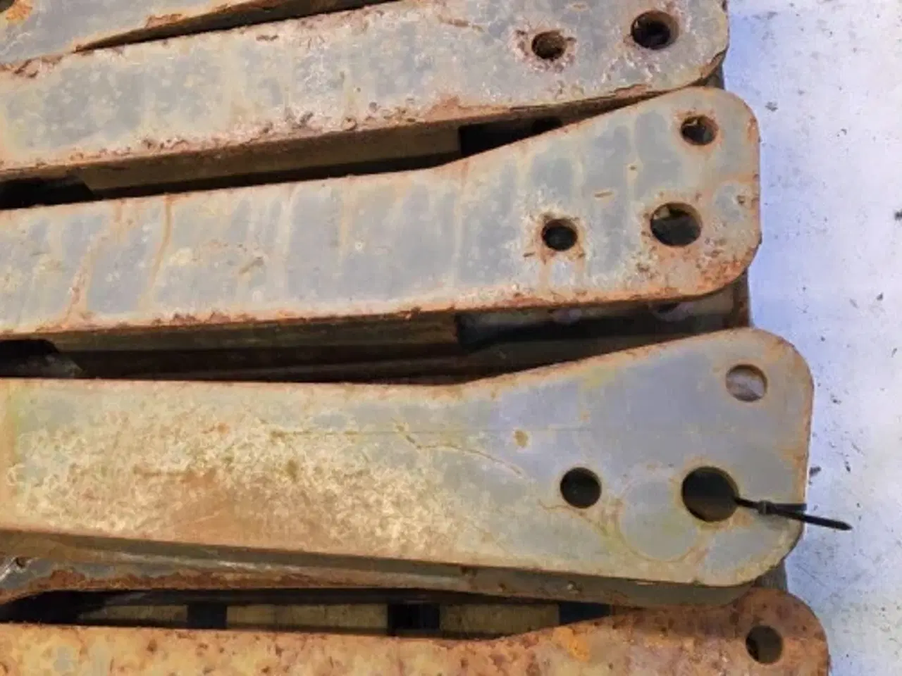 Billede 4 - New Holland B100B Support 87310368  14 Stk