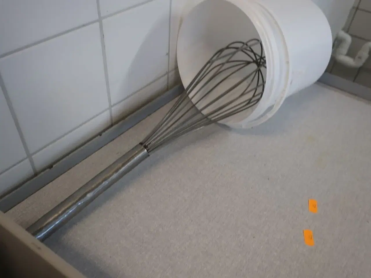 Billede 3 - Rullebord med indhold