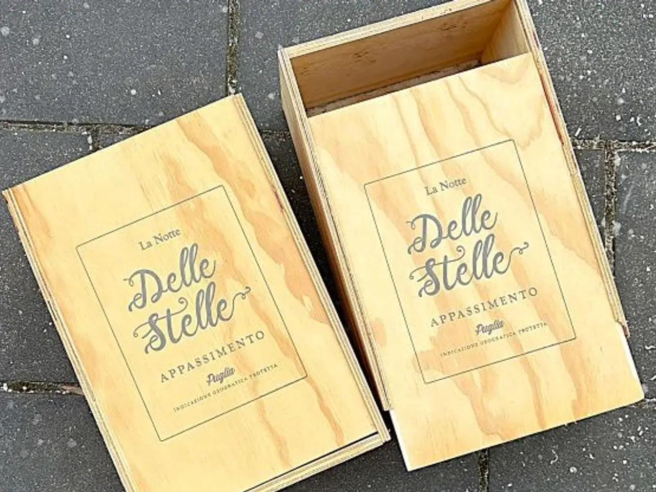 Billede 1 - 2 ens vinkasser i træ.