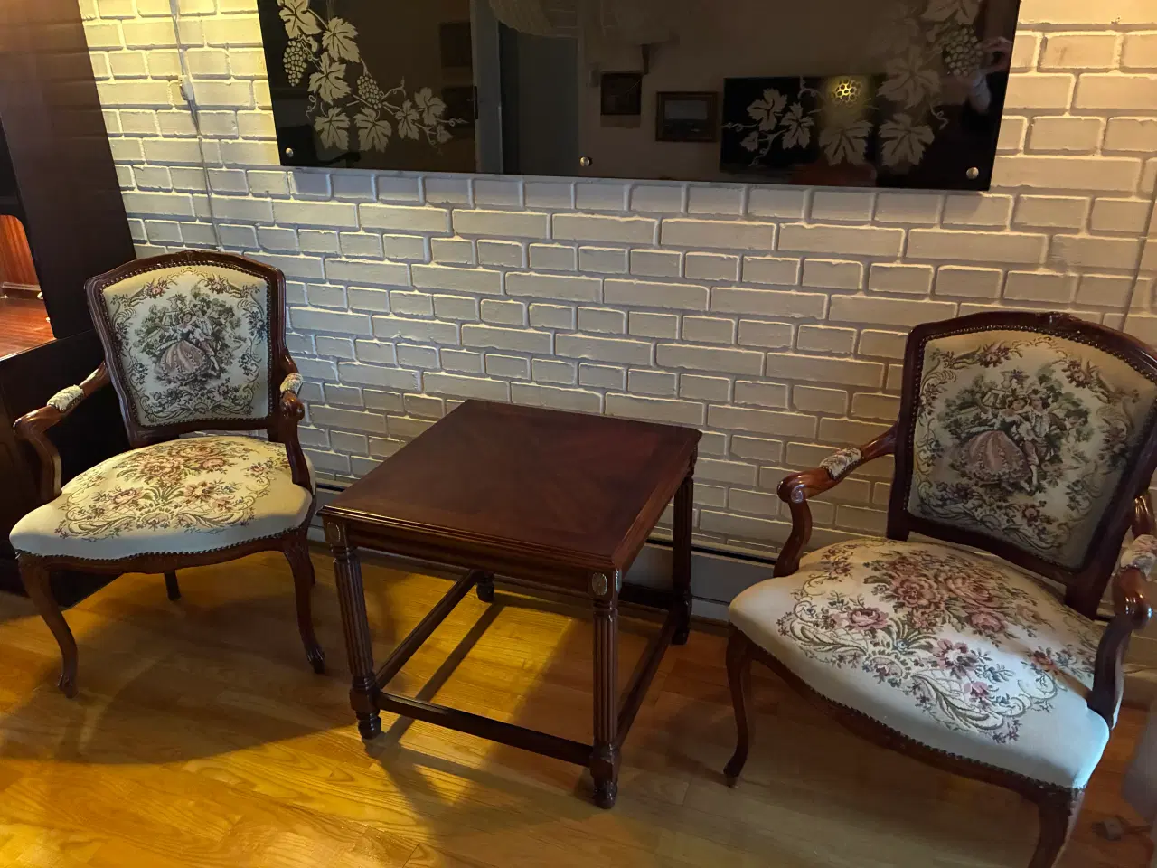 Billede 1 - Rokokko armchairs med broderi og sidebord
