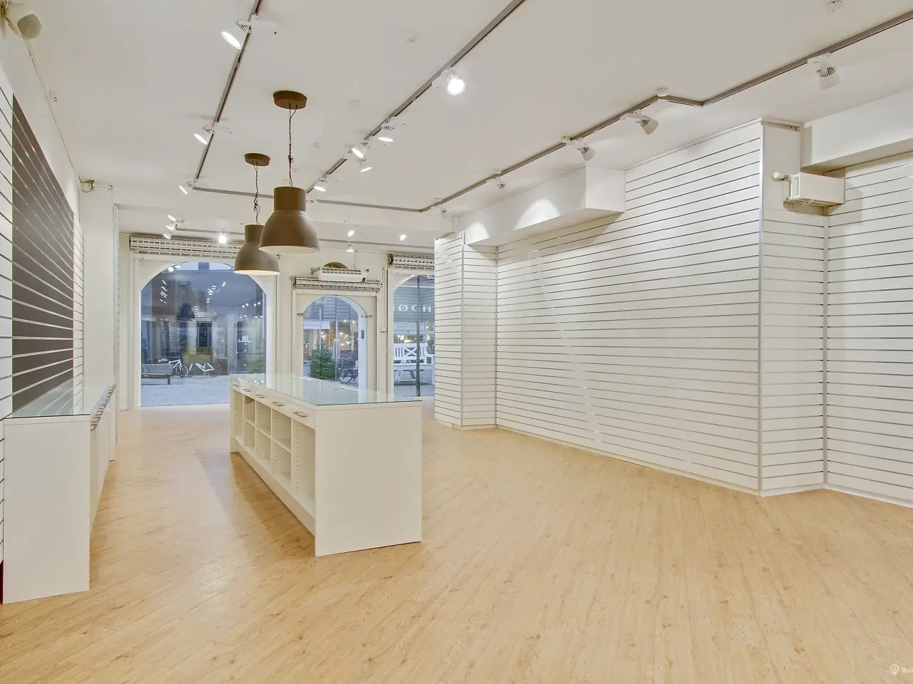 Billede 6 - Stor butik i gågaden ved Springvandspladsen