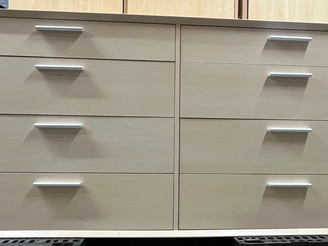 Billede 1 - Kommode med 8 skuffer i lyst træ.