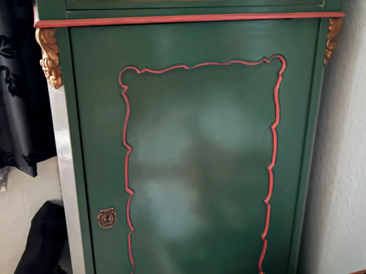 Billede 1 - Retro skab fin malet af en pro maler 650