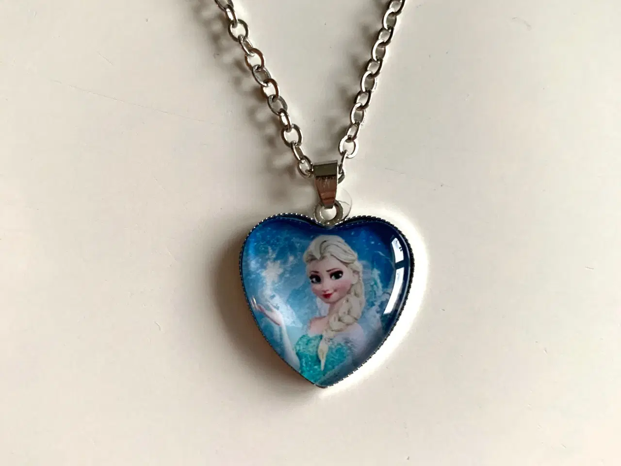 Billede 7 - Frost halskæde med Elsa fra Frost hjertehalskæde