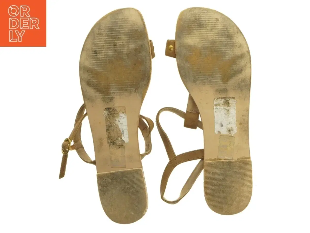 Billede 5 - Brugte flade sandaler med remme og dekorationer (str. 42)
