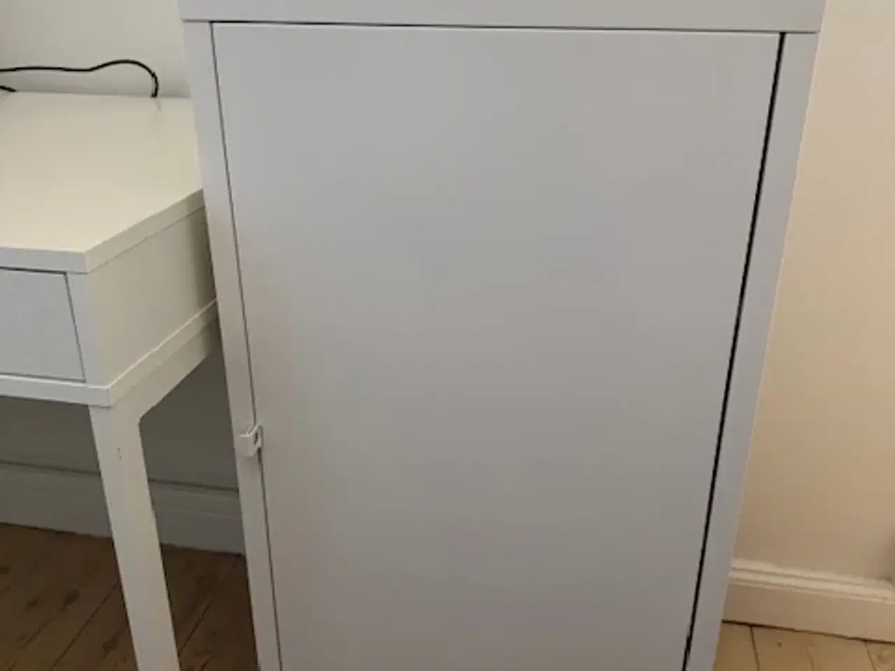 Billede 1 - IKEA skab med 3 hylder