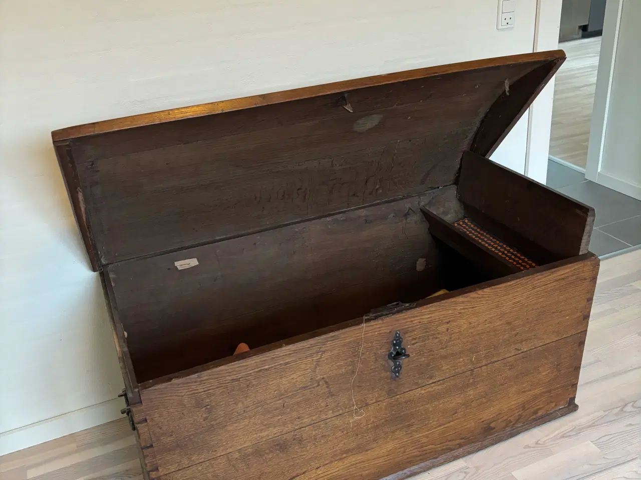 Billede 3 - Smuk rummelig gammel dragkiste