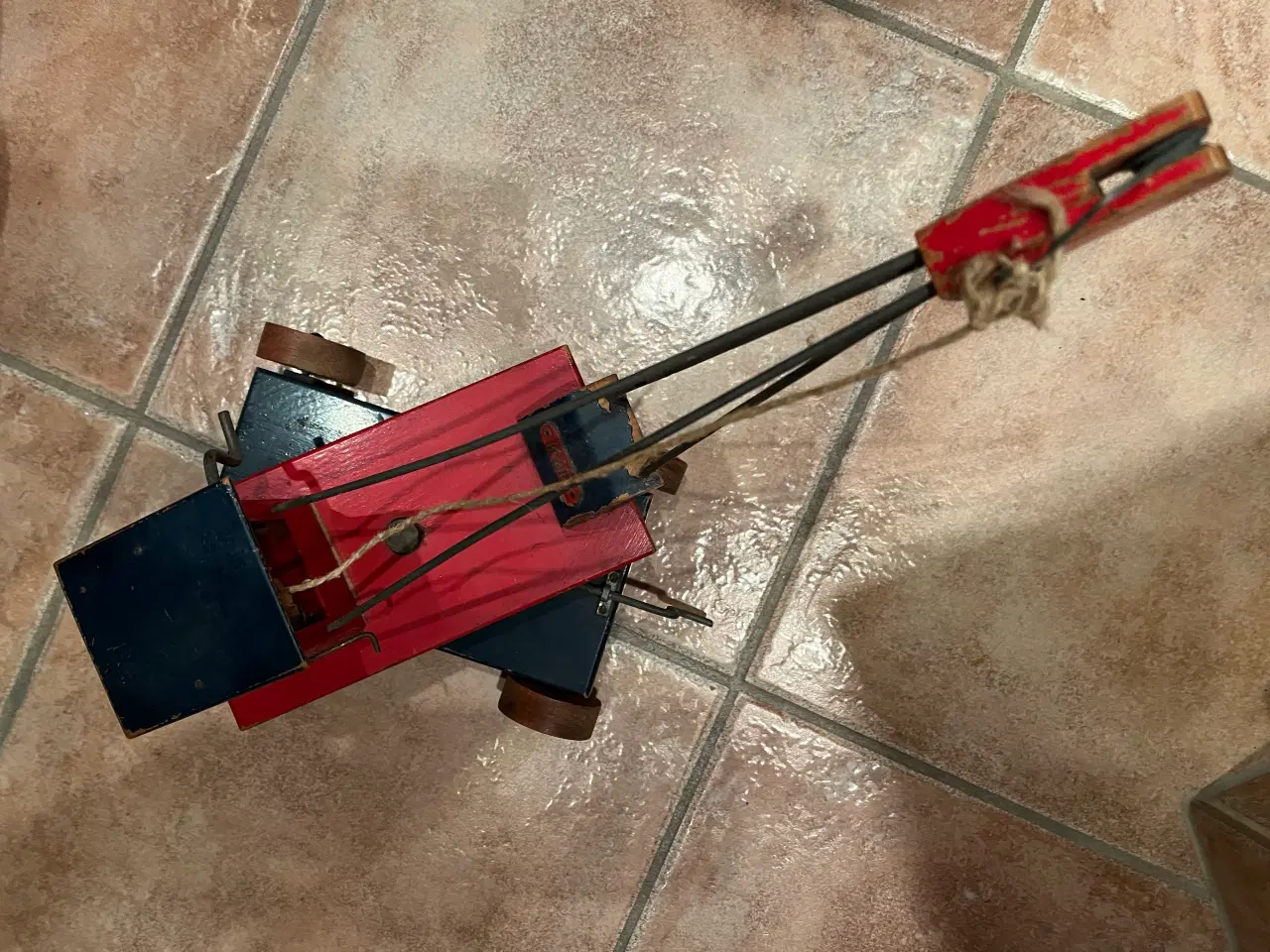 Billede 2 - Gl. træ-legetøjskran. Giv bud.