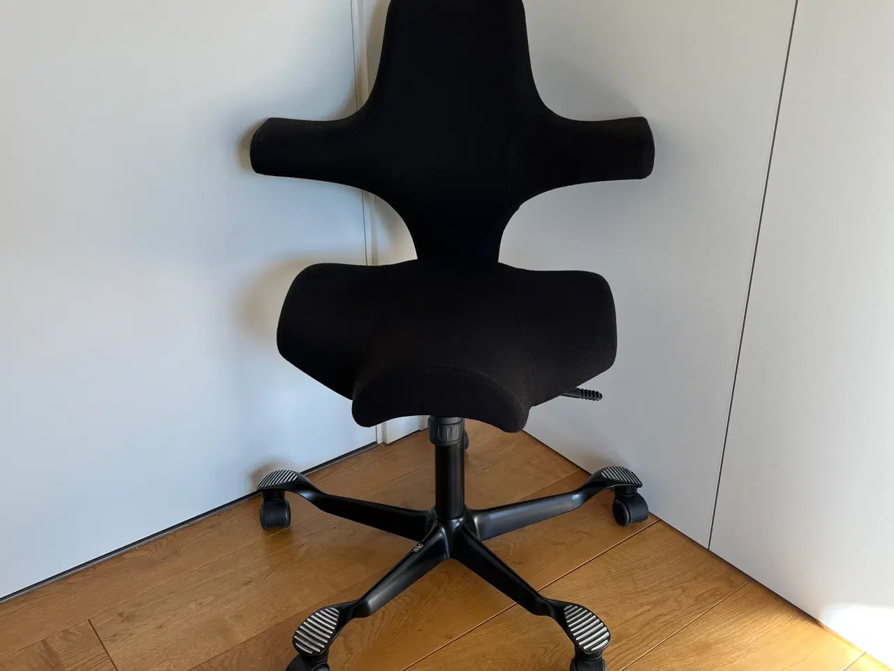 Billede 1 - HÅG Capisco ergonomisk kontorstol med sort betræk