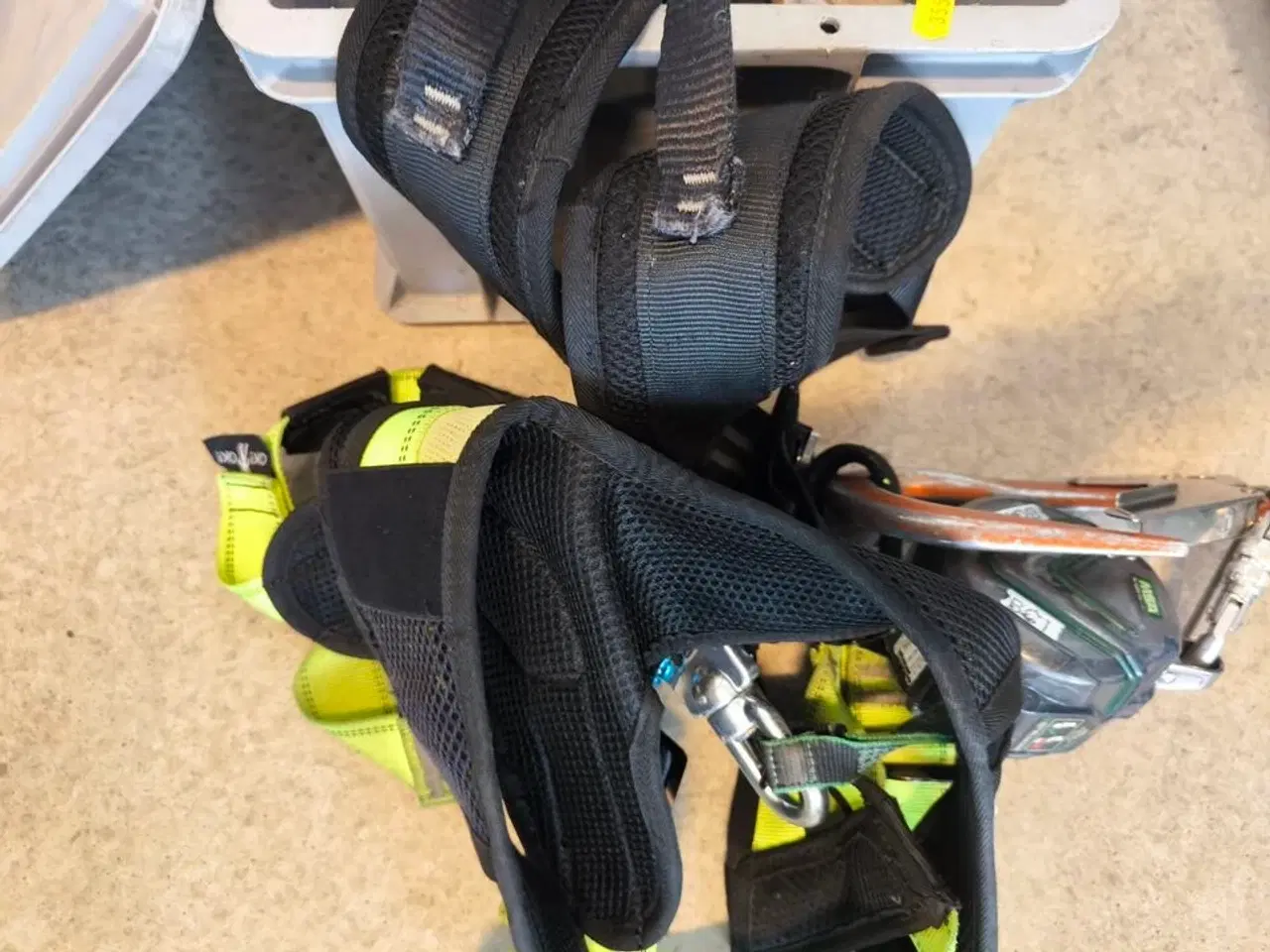 Billede 2 - Kasse m. sikringsgrej samt div.