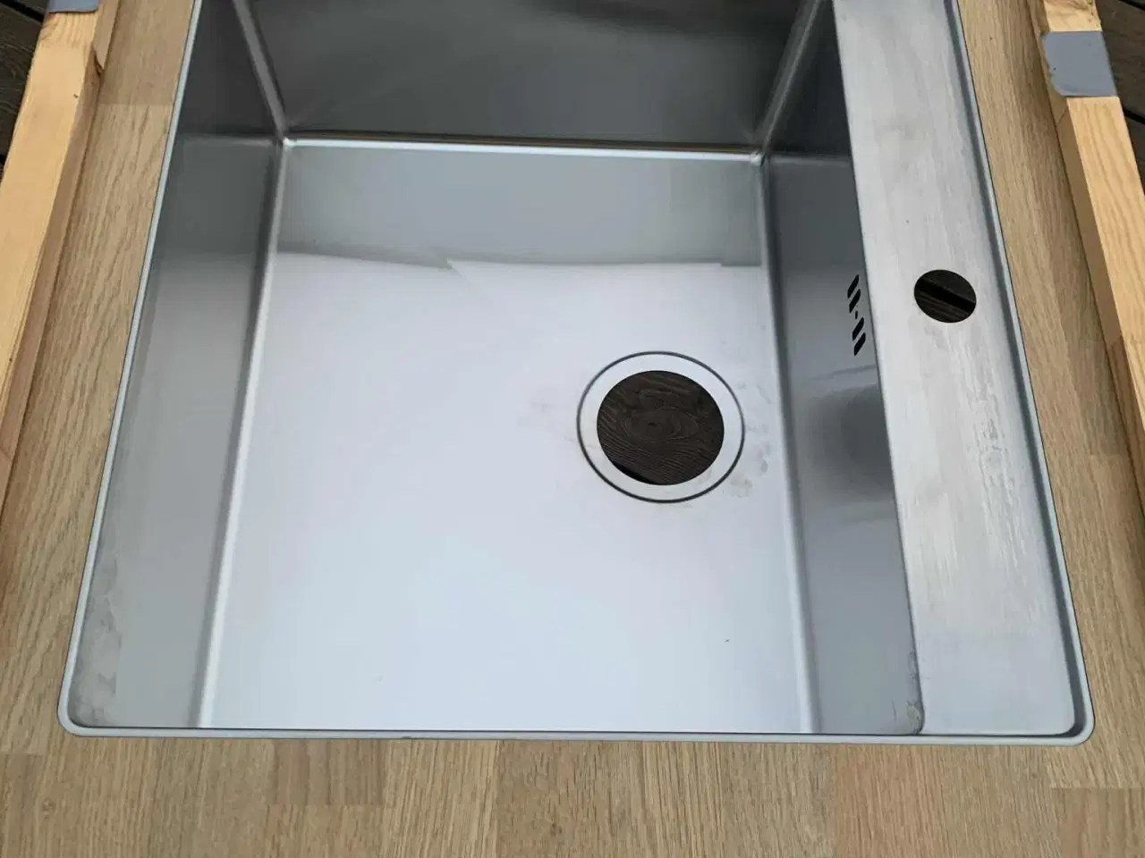 Billede 3 - Køkkenbordplade med underlimet vask
