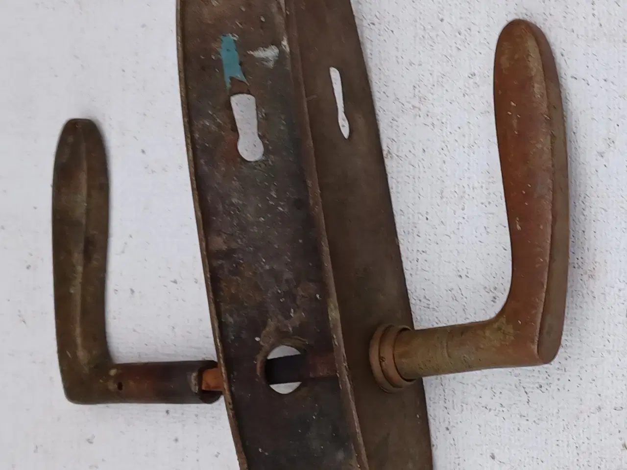 Billede 2 - Antikt dørgreb med langskilt, messing, tosidet.