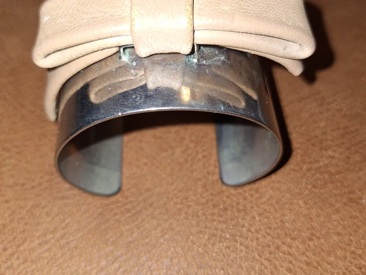 Billede 3 - Fast armbånd med brun lædersløjfe 