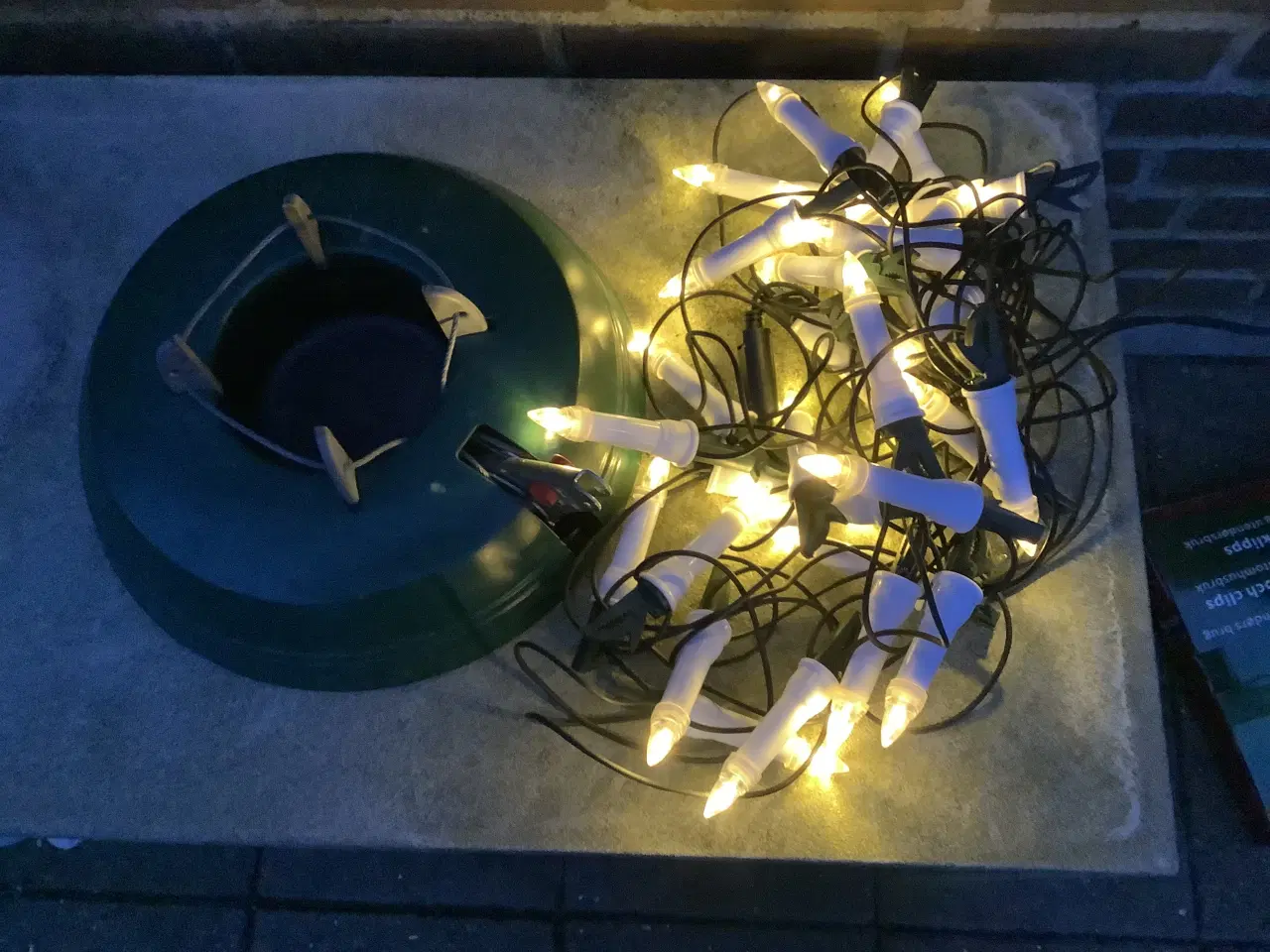 Billede 1 - Juletræs fod og julekæde med 30 lys