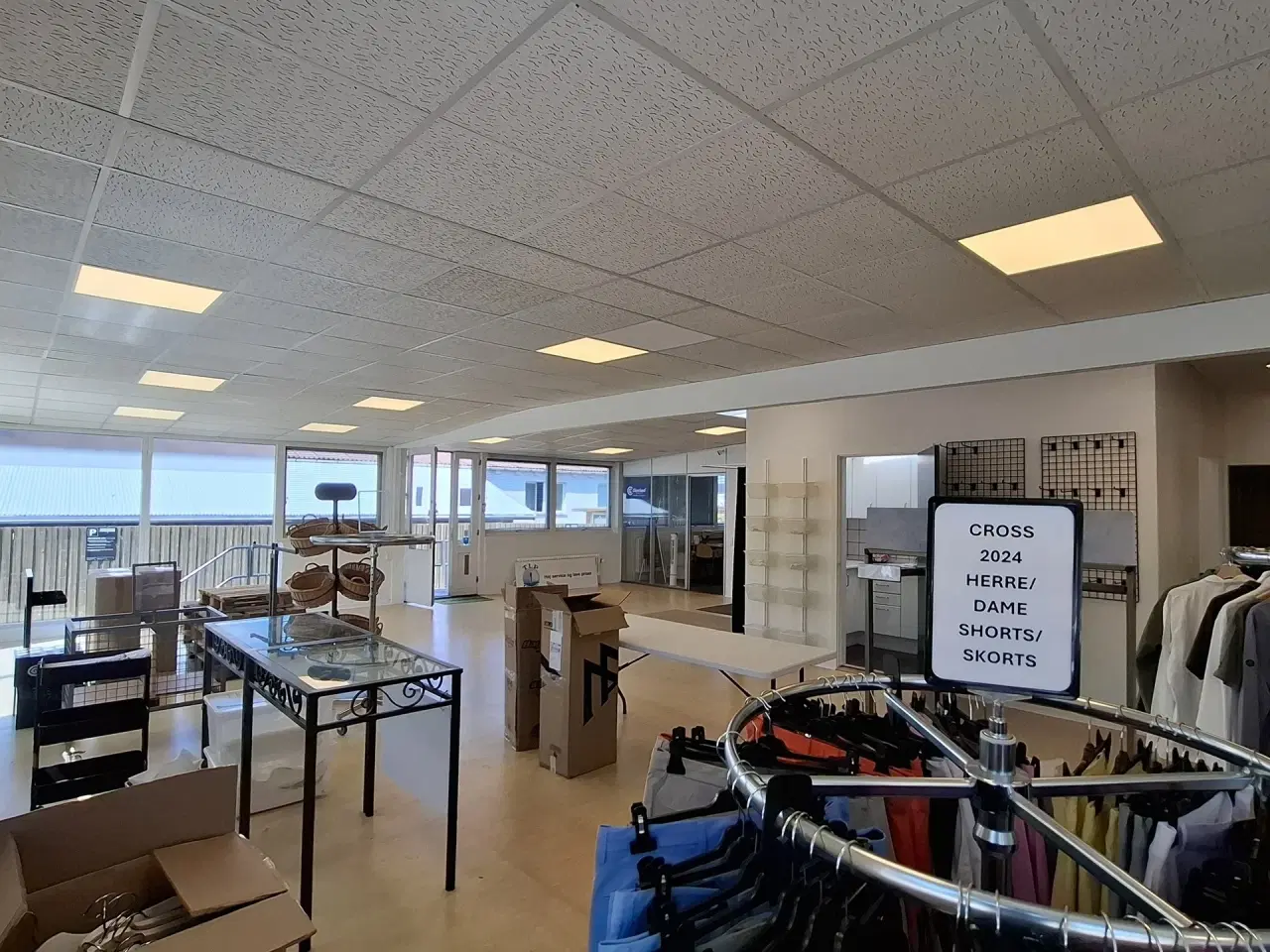 Billede 10 - Centralt beliggende butik. klinik, lager, let produktion. Lejemålet har Læsserampe og port!  Adgang med paller.