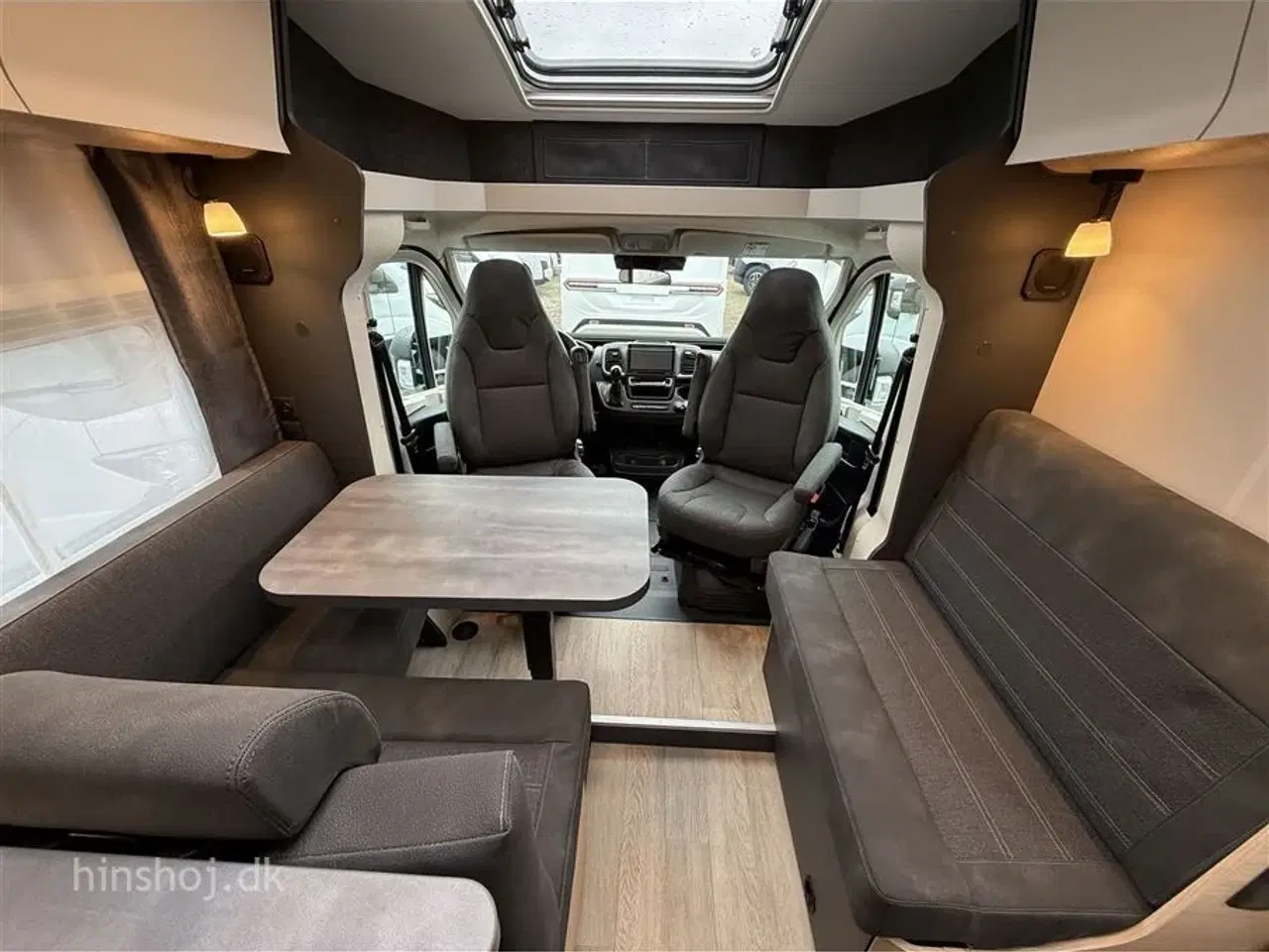 Billede 18 - 2026 - Hobby Maxia T 740 WE Aut.   Lækker Autocamper med lave enkelsenge og stort toiletrum med særskilt brusekabine fra Hinshøj Caravan.