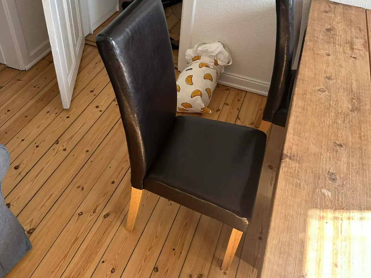 Billede 1 - 4 sorte spisebordsstole i sort kunstlæder