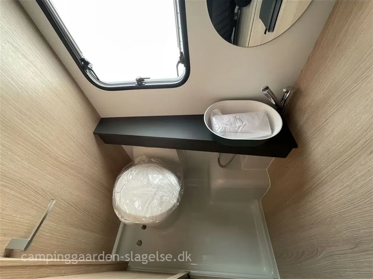 Billede 9 - 2026 - Adria Aviva Lite 360 DK   Let, El-bilvenlig og Perfekt til Sommer – Adria Aviva Lite 360 DK Køjevogn