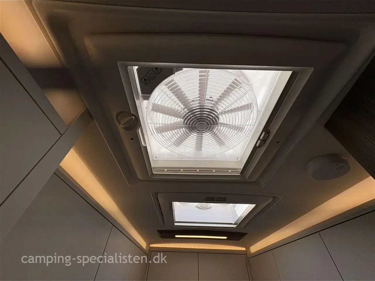 Billede 17 - 2025 - Kabe Van 690 LB Mercedes   Kabe Van 690 LB 2025 Mercedes - Se den nu hos Camping-Specialisten.dk