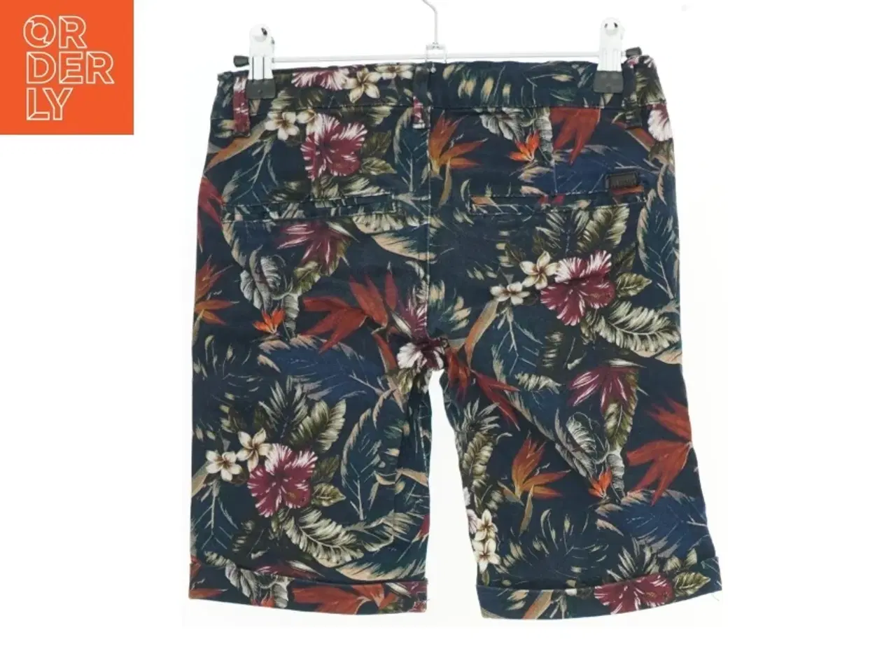 Billede 2 - Blomstrede shorts fra Basic needs (str. 134)