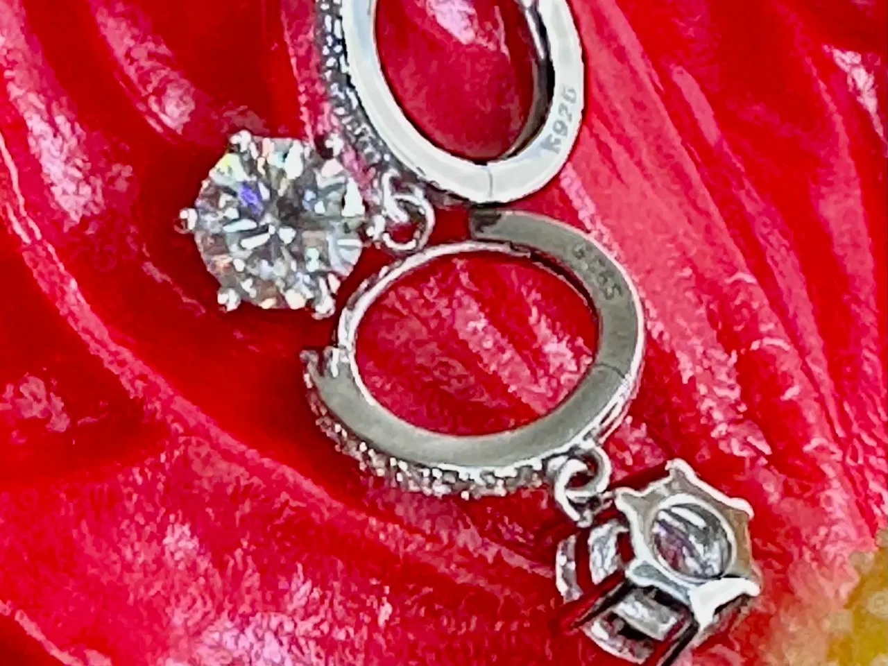 Billede 2 - Nye sølvøreringe med 1 karat moissanite i hver.