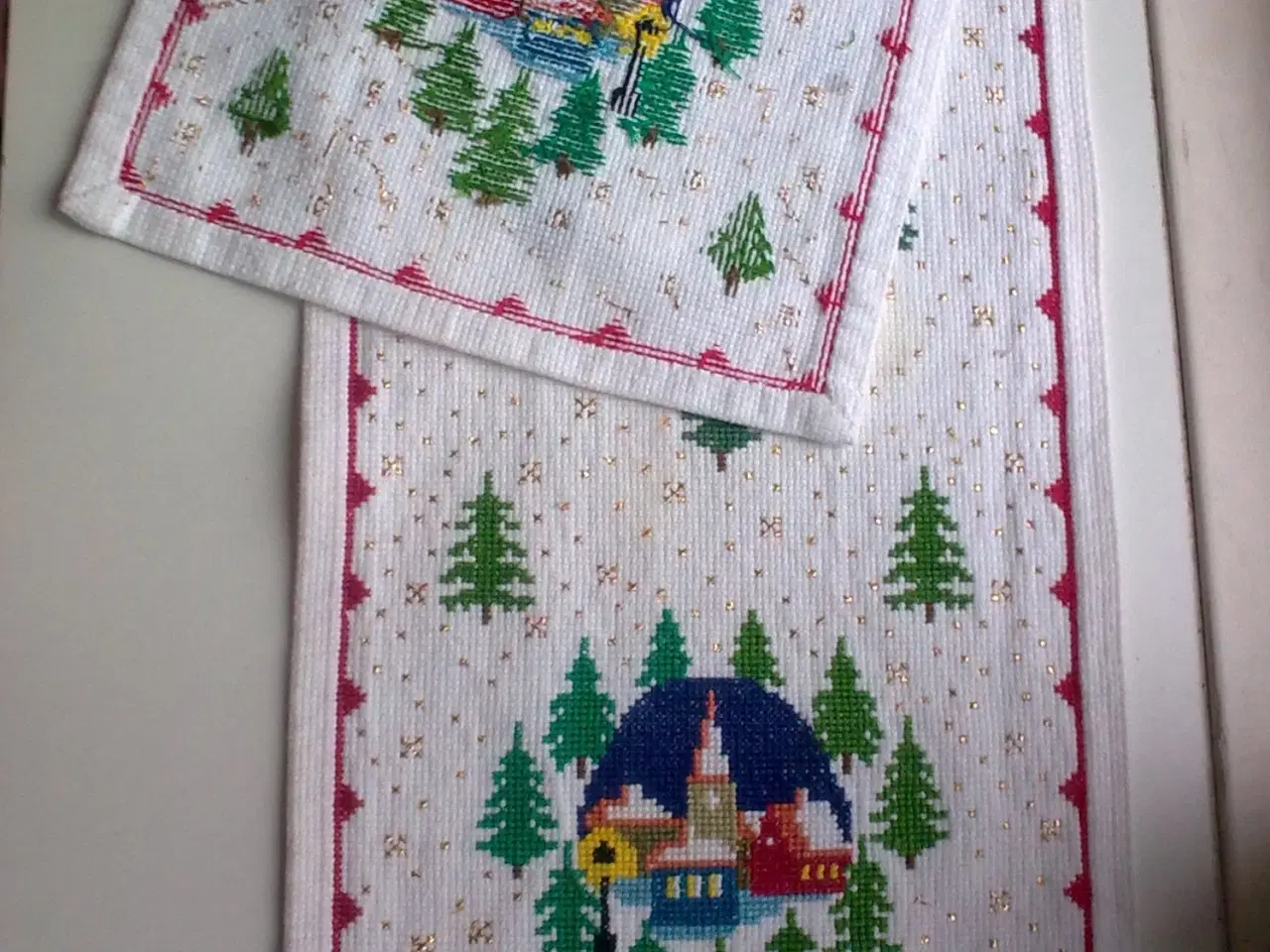 Billede 7 - Hvid bordløber m guldstjerner korssting