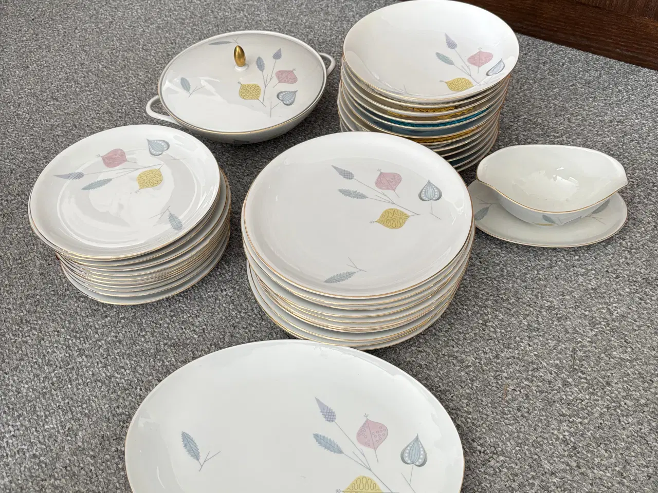 Billede 1 - Flot spisestel, bucka og Nissen, Bregentved