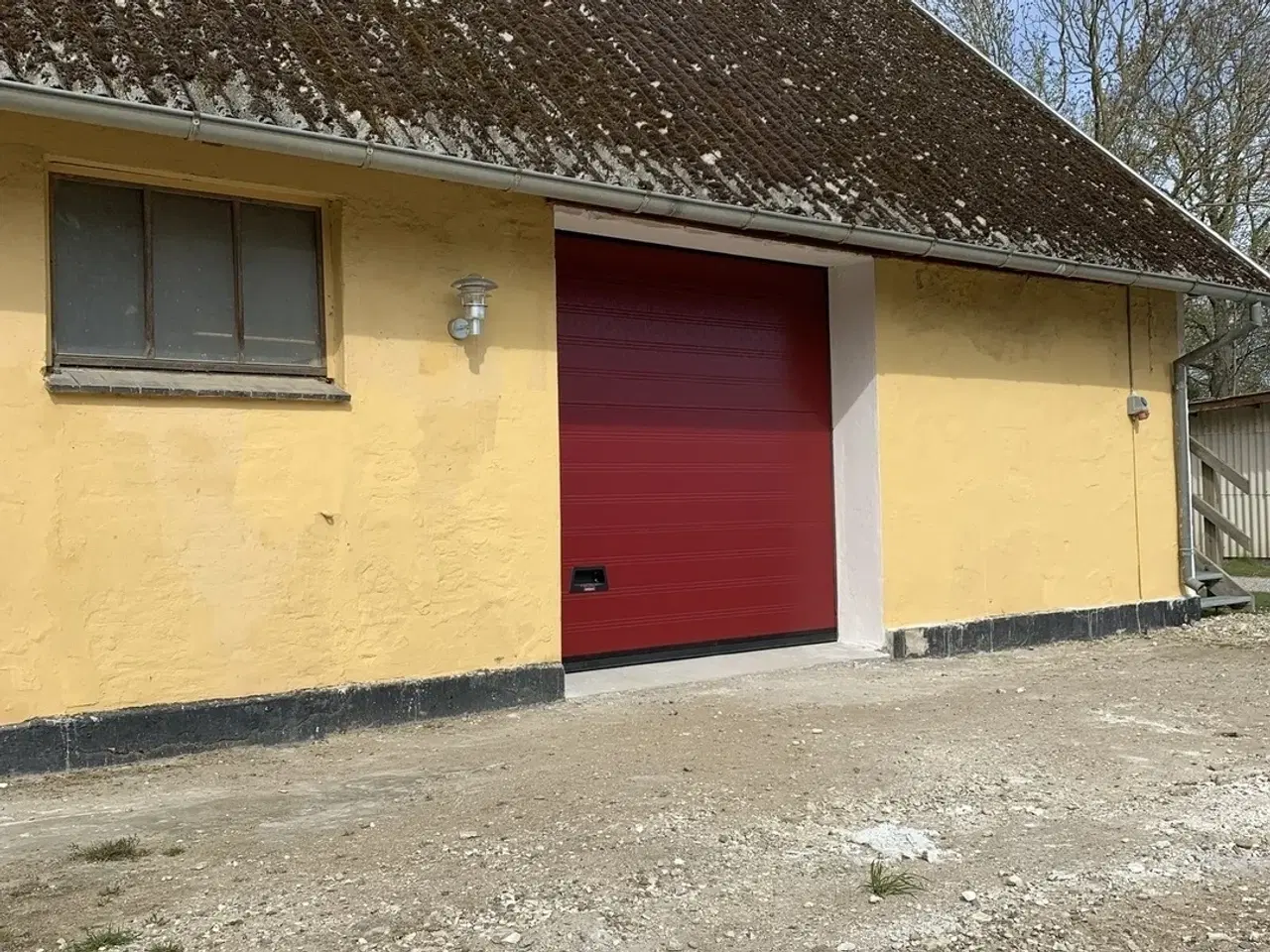 Billede 1 - Flot istandsat lokale. med muret ydervægge og lecaloft.