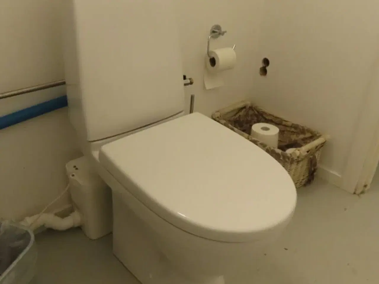 Billede 3 - Toilet, vask og vandvarmer