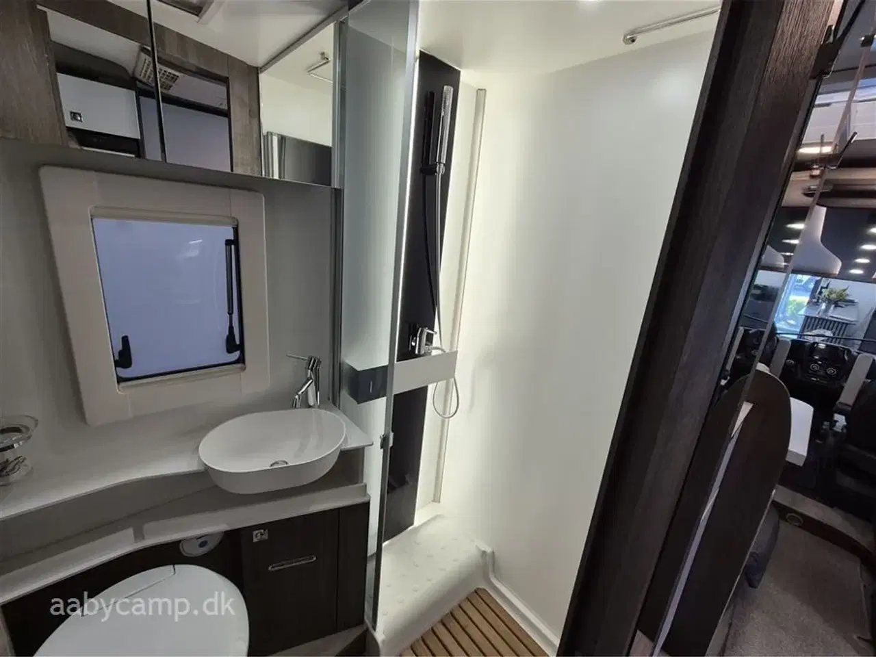 Billede 18 - 2023 - Benimar Amphitryon 983   Solceller. 2x Batterier. 2000w inverter. markise. A/C i bo-del. helårsdæk. undervognsbehandling. helårsdæk. Elektrisk indgangstrin. kun 16000 km!!!