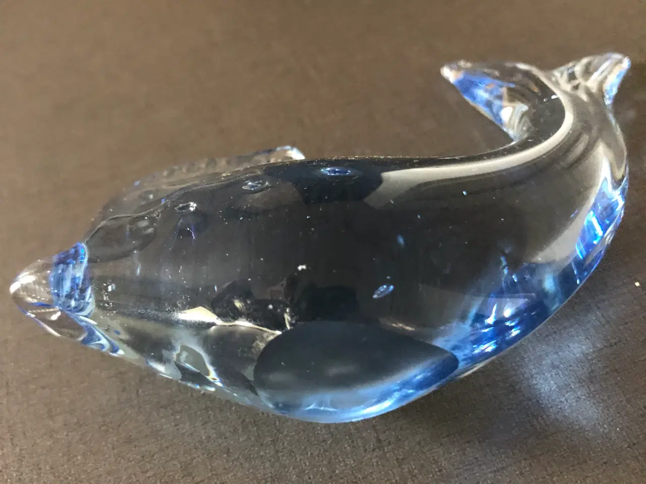 Billede 2 - Delfin i lyseblå glas.