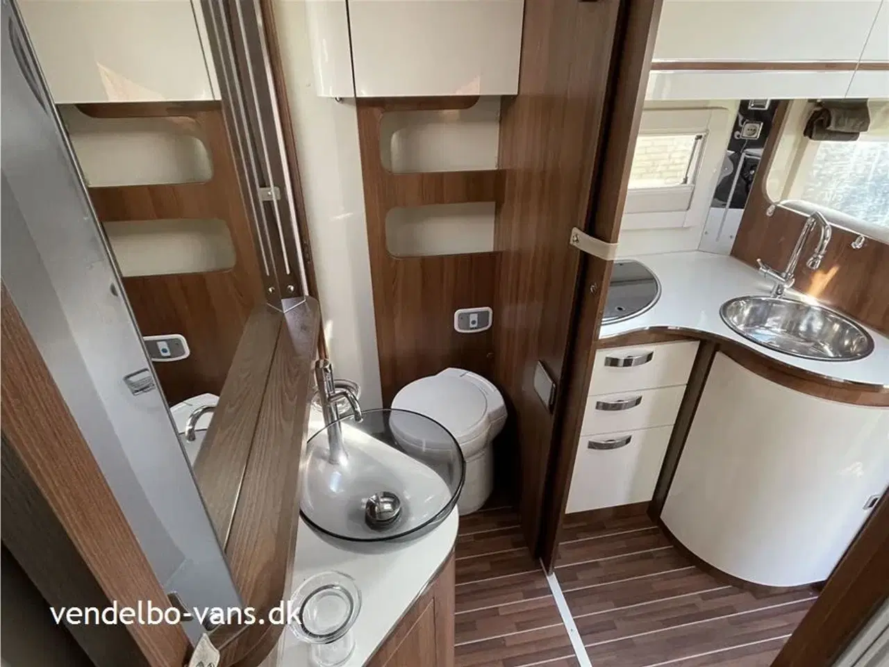 Billede 11 - 2016 - McLouis Nevis 880 G   Genial løsning med rumdeler og 3 skydedøre, så toilet/baderum fylder hele bredden af vognen