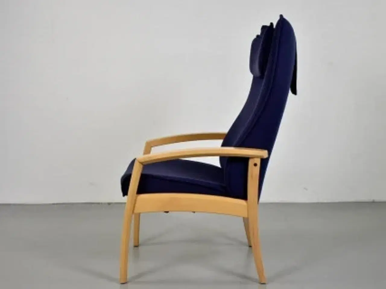 Billede 6 - Farstrup hvile-/lænestol med mørkeblå polster og nakkepude.