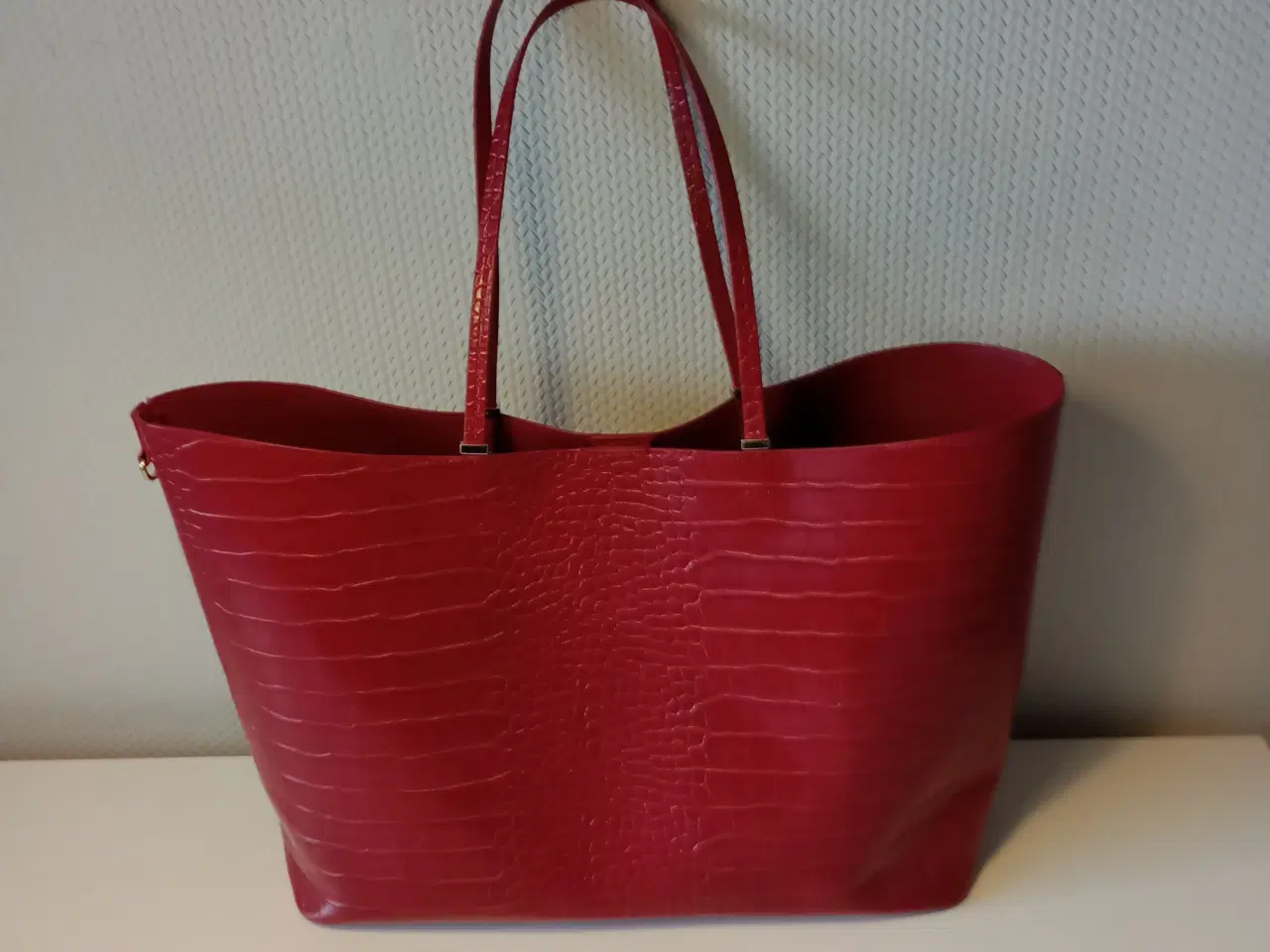 Billede 1 - Moderne rød taske med hanke & magnet lås.