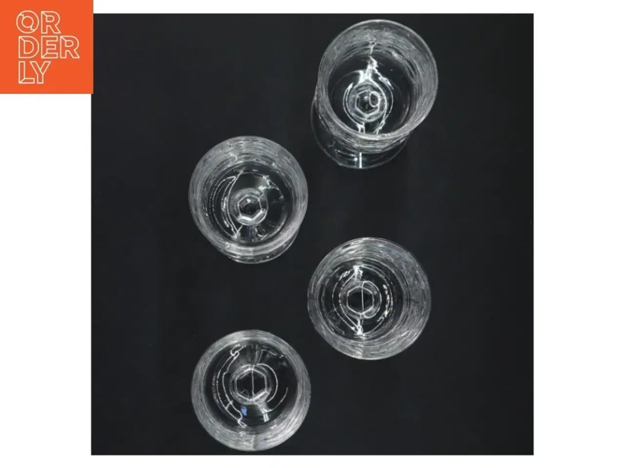 Billede 2 - Sæt af fire dekorative vinglas (str. 15x7 cm)