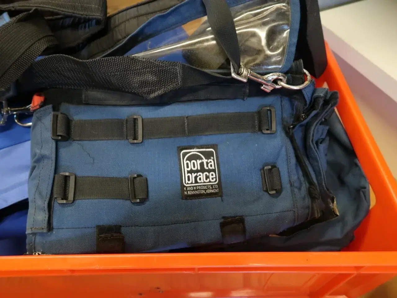 Billede 5 - Kasse med div. Kamerataske samt udstyr