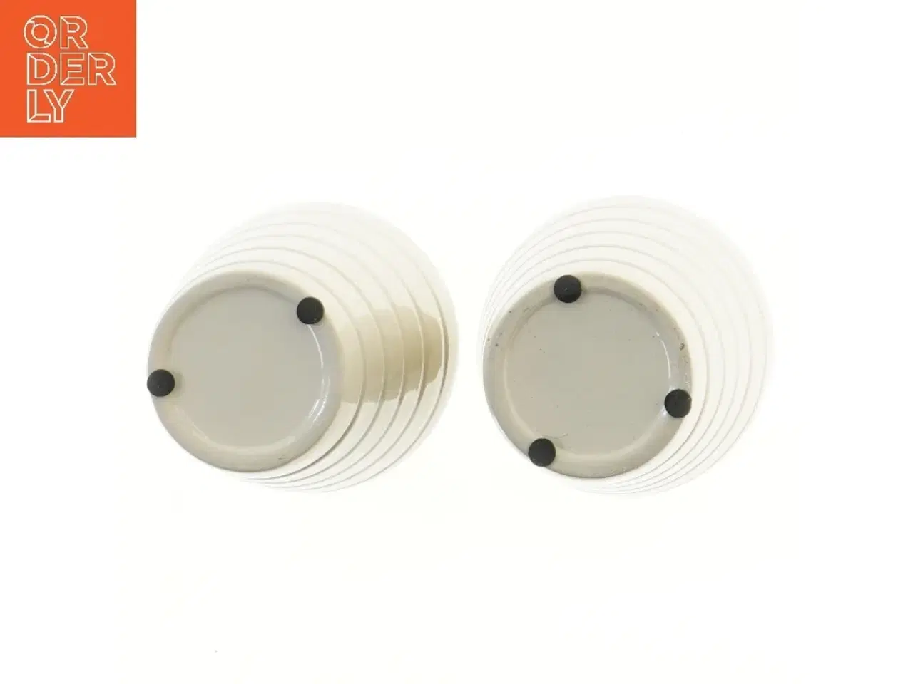 Billede 3 - To beige potter (str. 2 stk Ø 12,5 cm længde 15 cm)