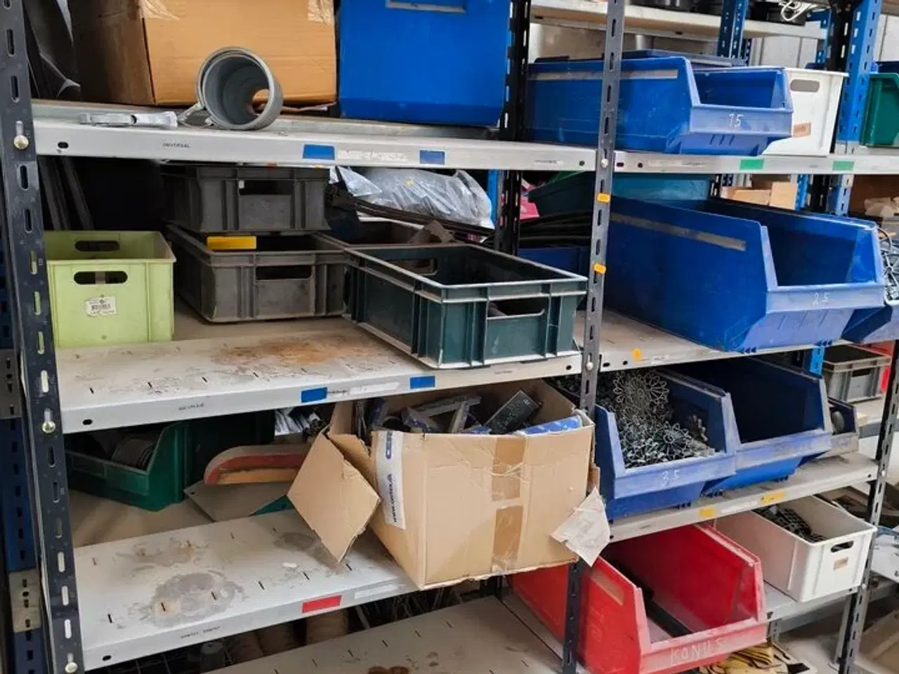 Billede 1 - Indhold på reoler