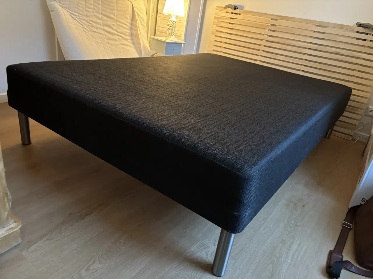 Billede 2 - Boxmadras 140x200cm, sort fra Jysk.