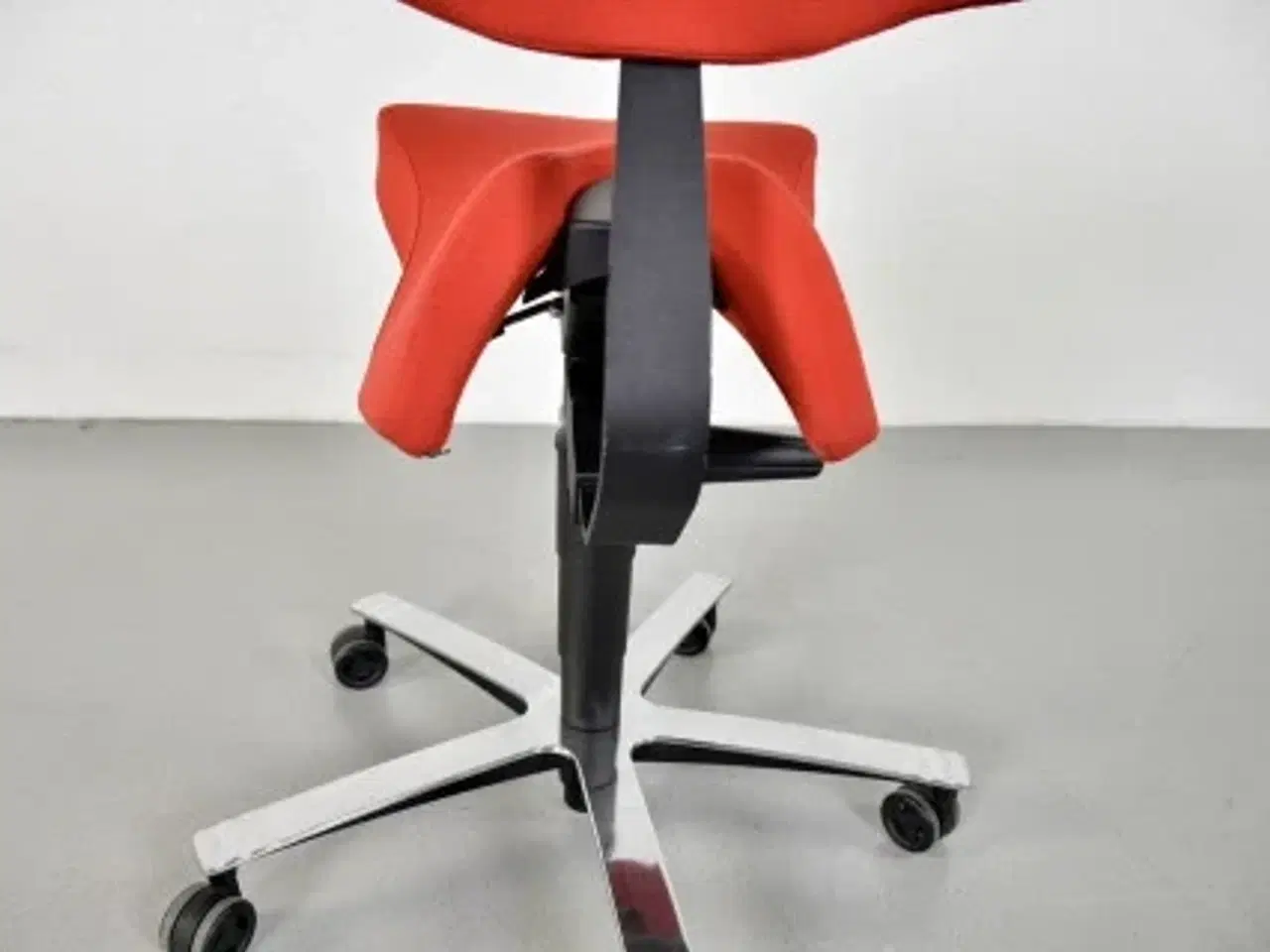 Billede 6 - Frapett kontor-/sadelstol med rødt polster og krom stel