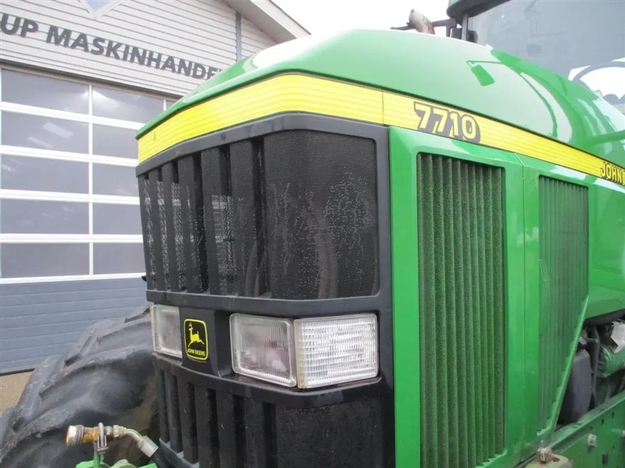 Billede 11 - John Deere 7710 8.1L motor, store hjul og frontlift. En ejeres velholdt gård traktor.