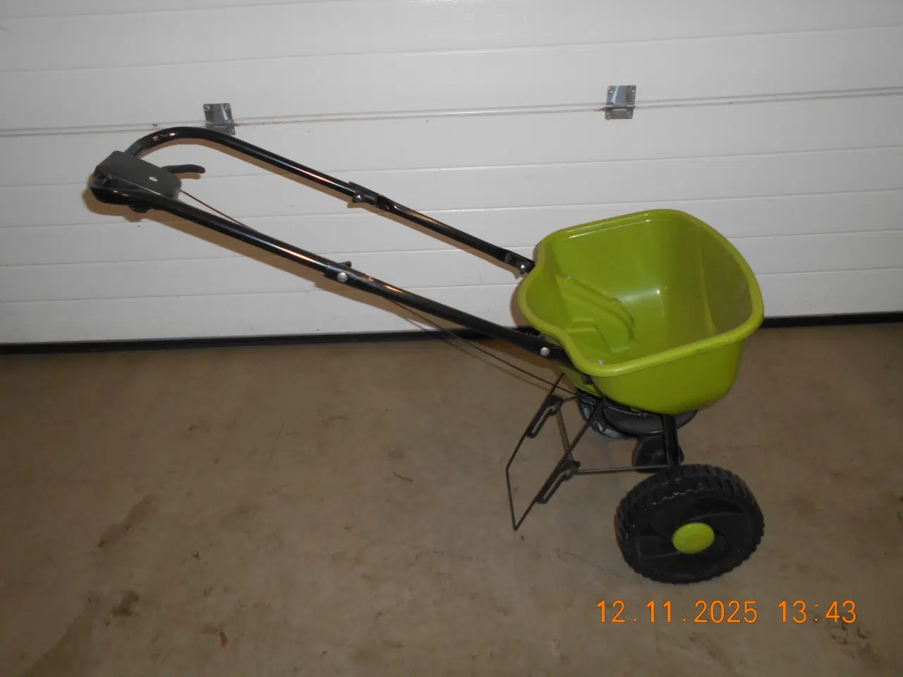 Billede 2 - Gødning/salt spreder