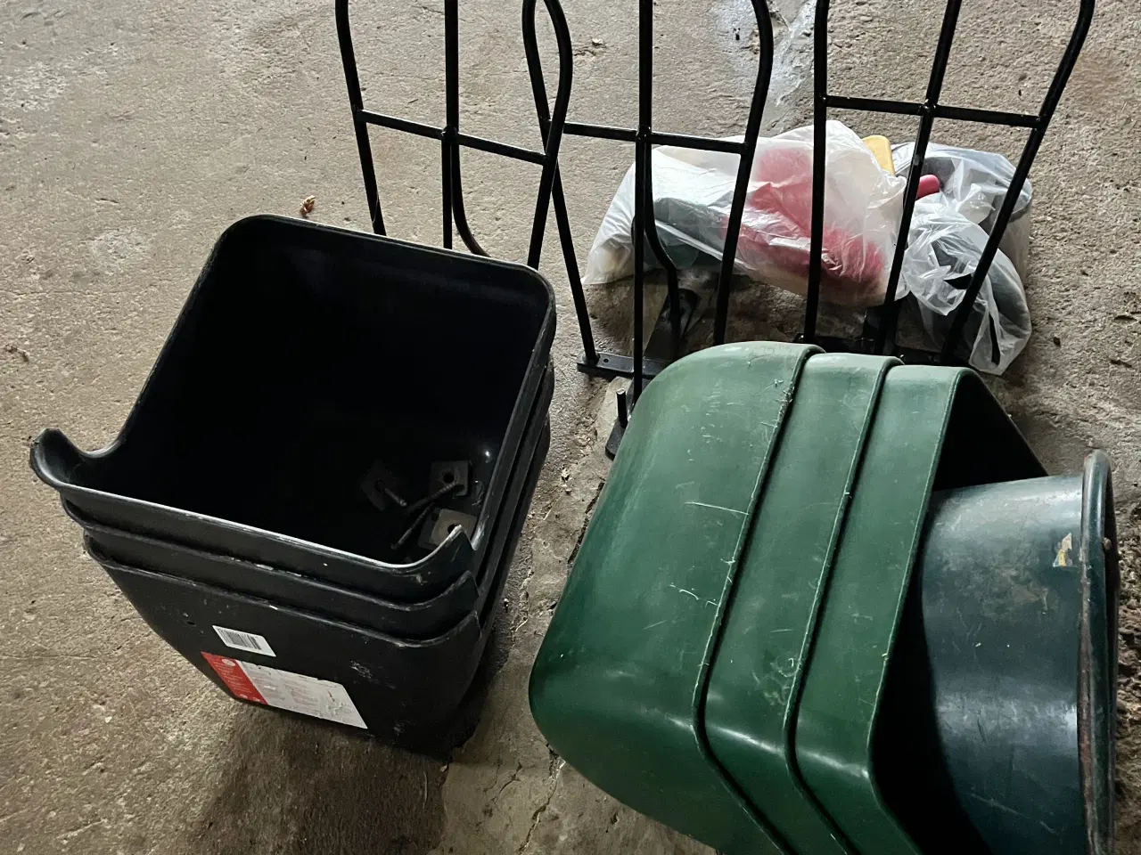 Billede 1 - Foder/vandtrug sadelknægte, strigler